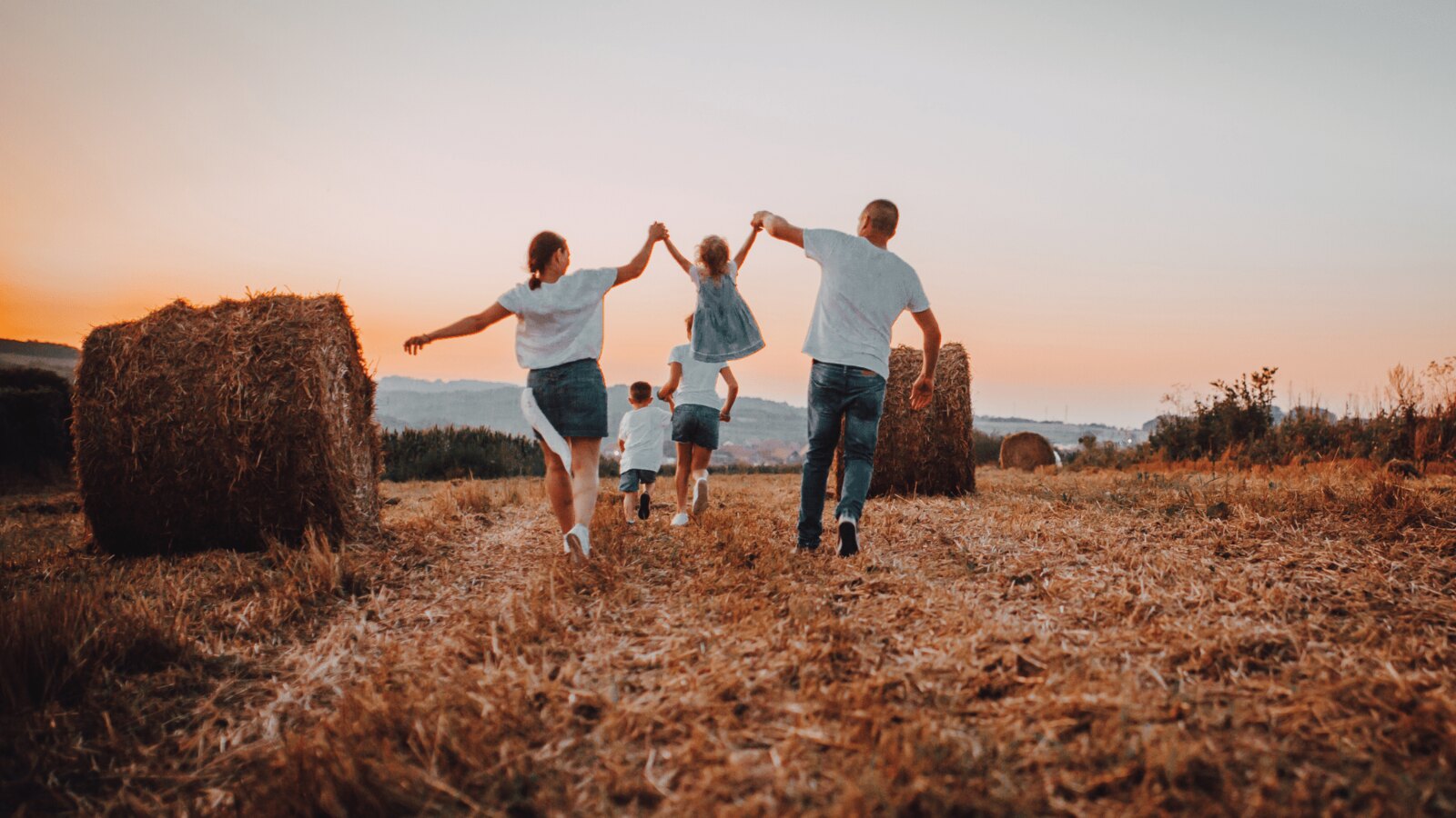 Familie im Feld im warmen Abendlicht
