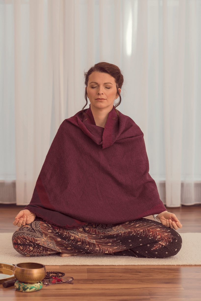 Tanja Rüdiger in ruhiger, meditativer Haltung