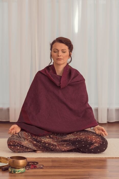 Tanja Rüdiger in meditativer Haltung mit Klangschale