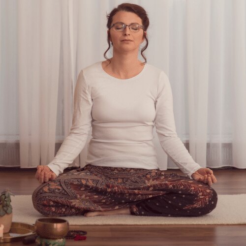 Tanja Rüdiger sitzt ruhig in Meditation